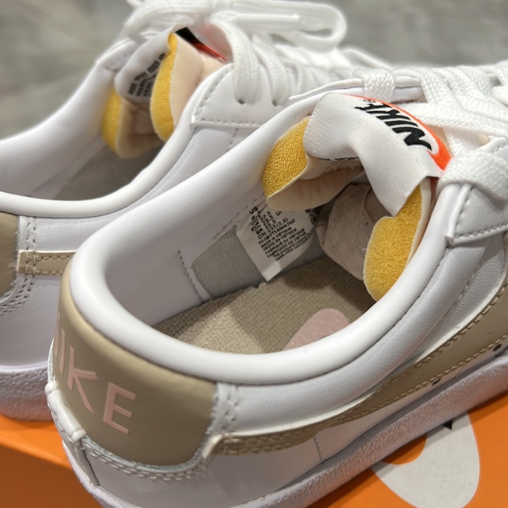 NWB Nike women blazer low ‘77 white/ rattan pale coral size 6.5 - Picture 5 of 9